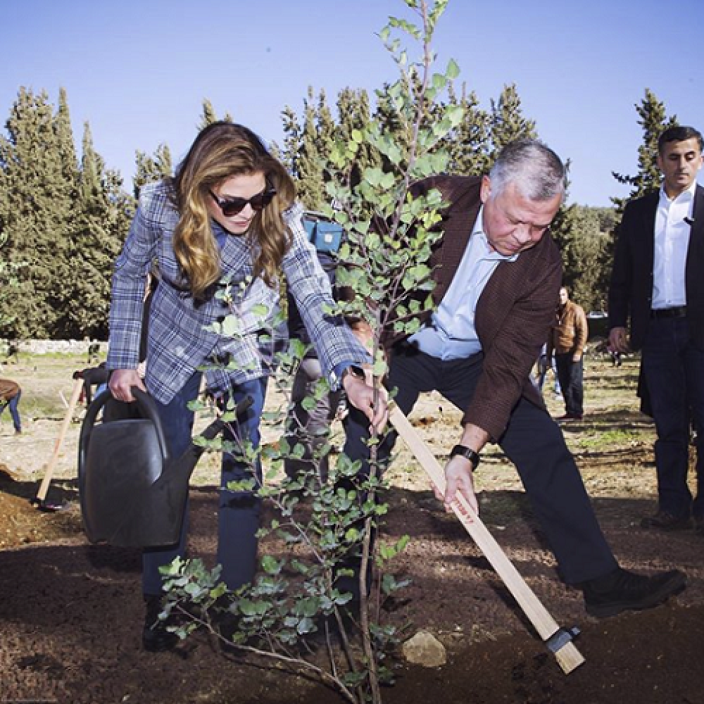 الملك عبدالله والملكة رانيا يتشاركان بغرس الأشجار بمناسبة يوم الشجرة أمس