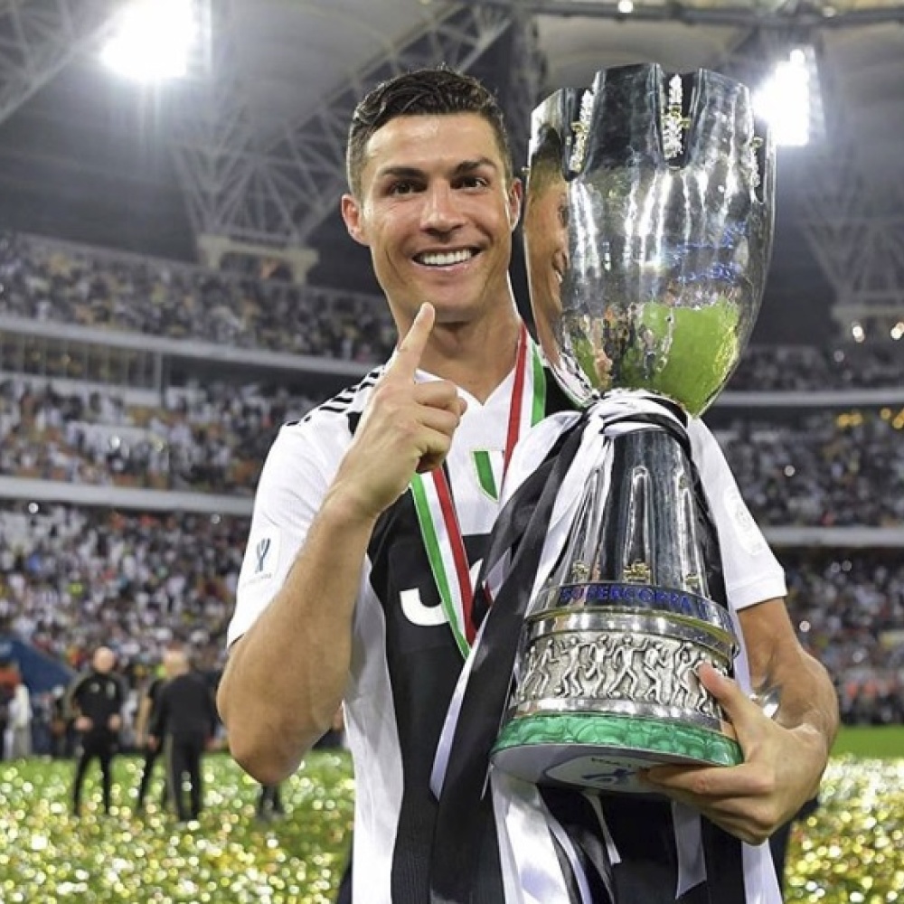 كريستيانو رونالدو مع كأس السوبر الإيطالي بعد فوز جوفنتوس على ميلان 