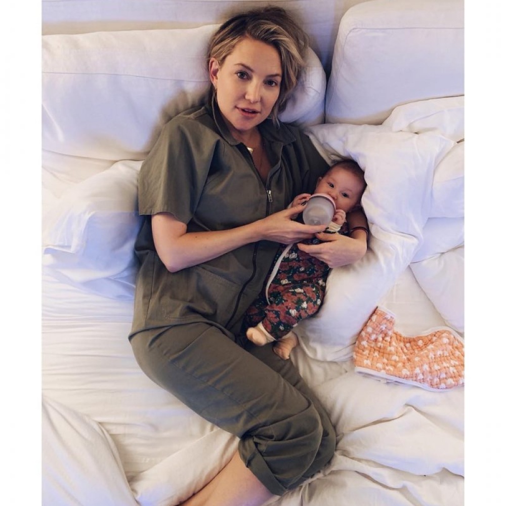 كيت هدسون في صورة لطيفة مع طفلتها الرضيعة "راني روز"
