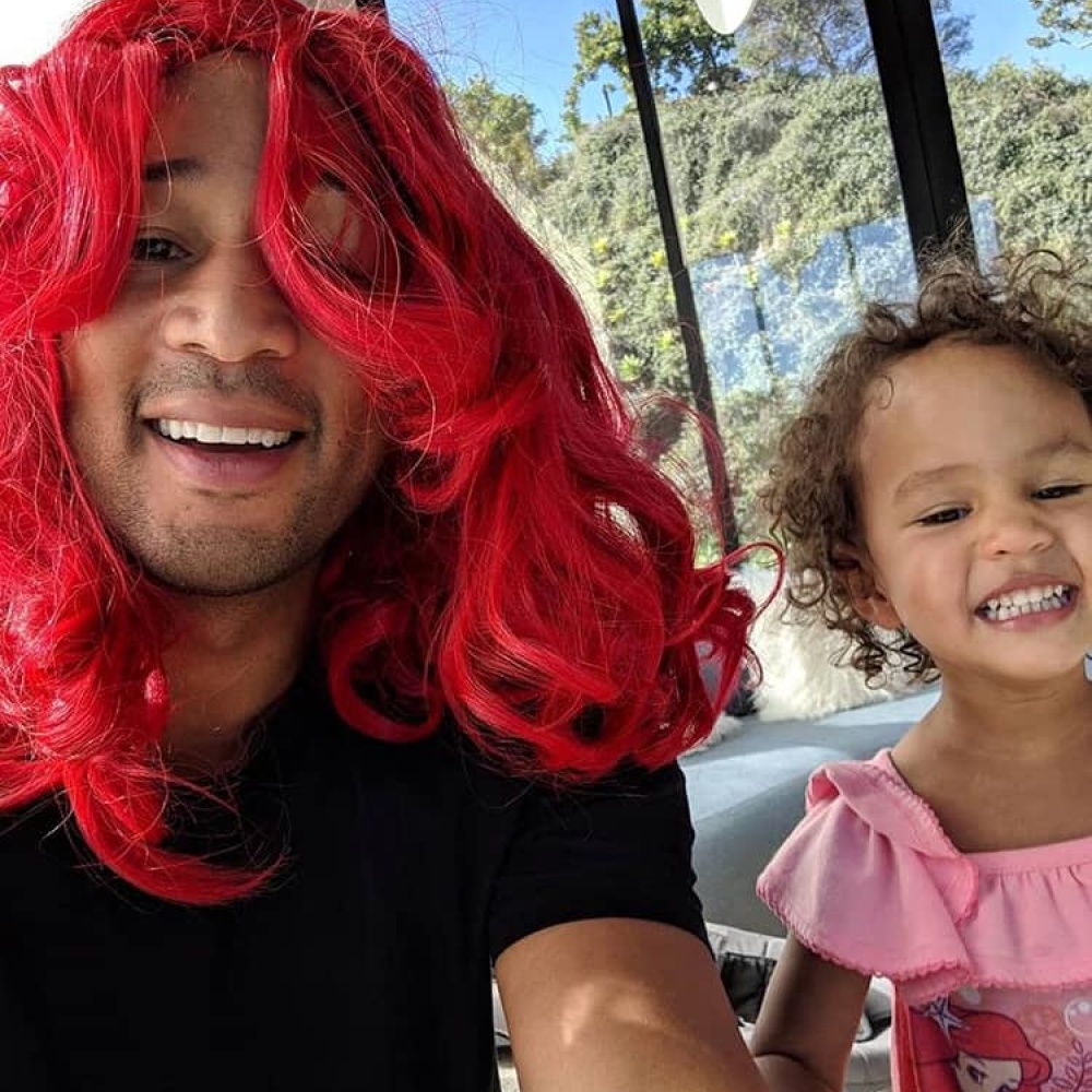 النجم جون ليجند يتزين بشعر الحورية Ariel ليسعد ابنته الصغيرة