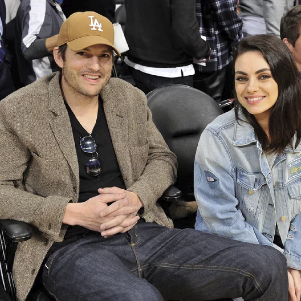 ميلا كونيس وأشتون كوتشر أثناء حضورهما مباراة لكرة السلة