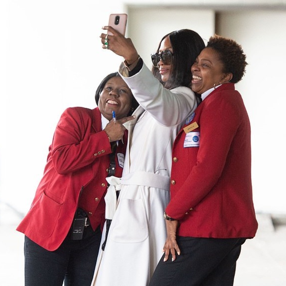 نعومي كامبل تلتقط سيلفي مع مضيفات الطائرة المعجبات بها