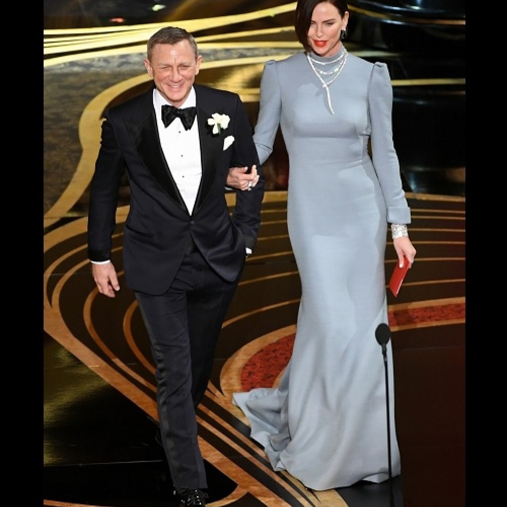 دانيال كريغ وتشارليز ثيرون على مسرح حفل جوائز الأوسكار 2019