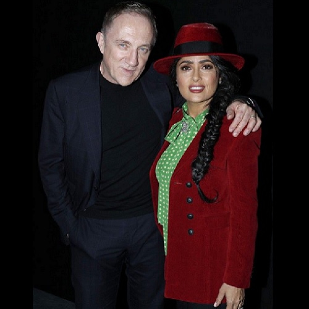 سلمى حايك وزوجها  فرانسوا بينولت أثناء حضورهما عرض سان لوران أمس في باريس