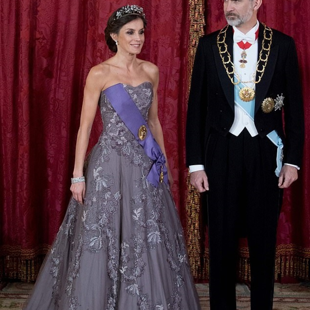 الملكة ليتيزيا ملكة إسبانيا بإطلالة ساحرة في مدريد مع زوجها الملك فيليب السادس