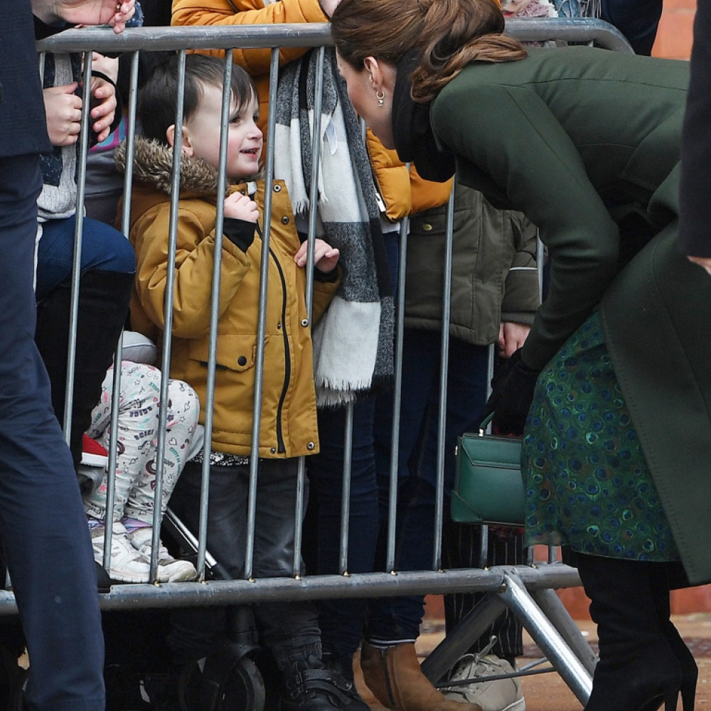 صورة عفوية لكيت ميدلتون وهي تحيي طفلا تحت الأمطار في منطقة بلاكبول البريطانية