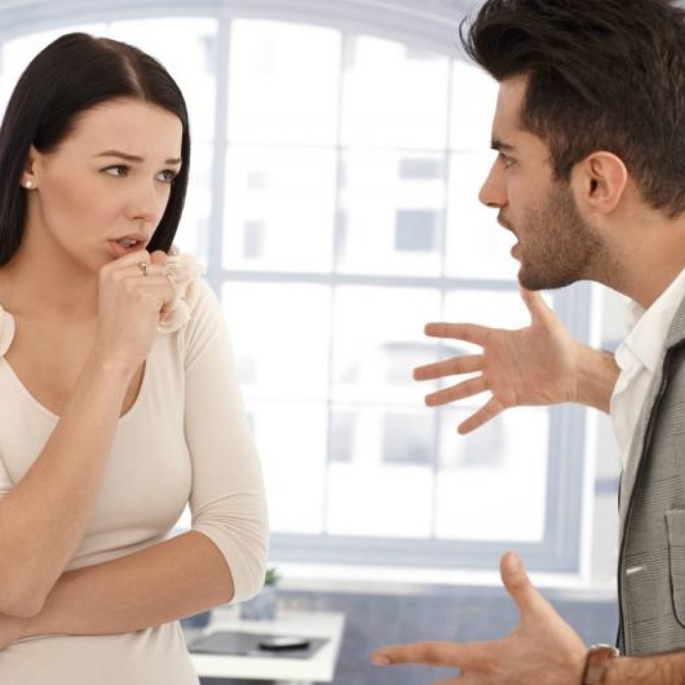 كيف يسيطر الرجل على غضبه أمام المرأة