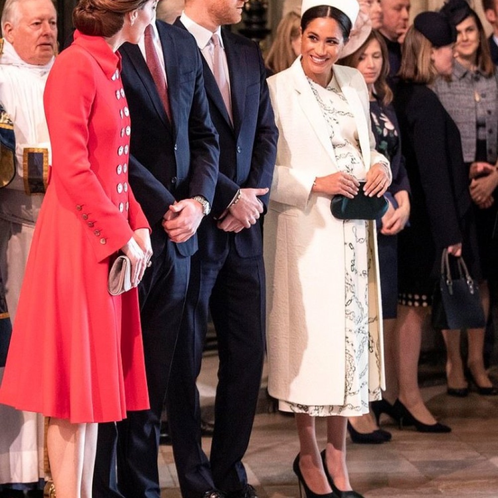 صورة لطيفة تظهر الابتسامات المتبادلة بين الدوقتين كيت ميدلتون وميغان ماركل 