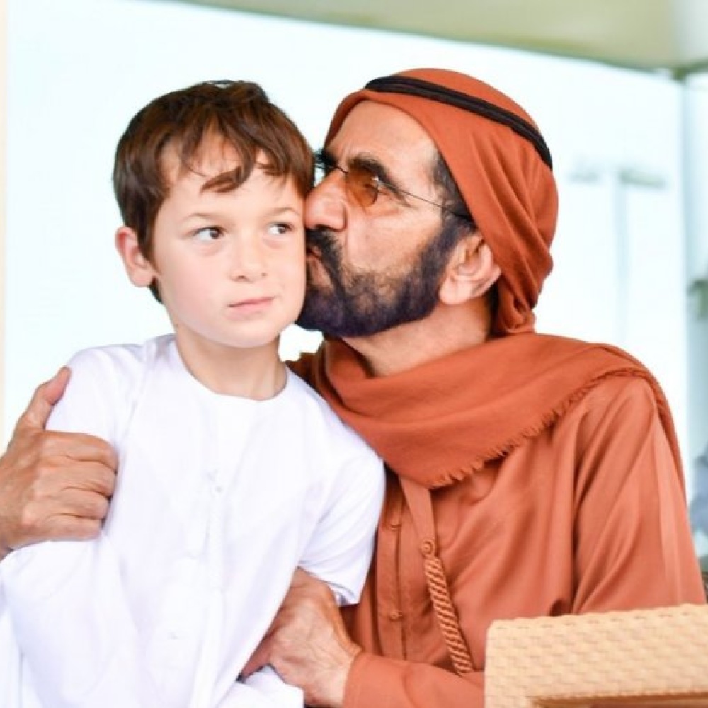 لحظة أبوية حانية بين الشيخ محمد بن راشد ونجله الشيخ زايد أثناء حضورهما مهرجان ولي عهد دبي للقدرة