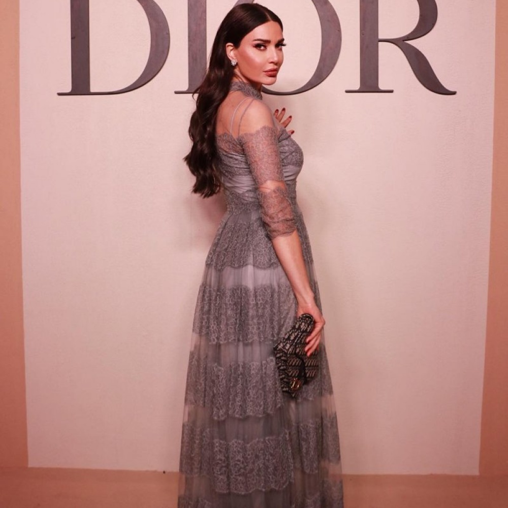 إطلالة سيرين عند النور أثناء حضورها عرض ديور في دبي