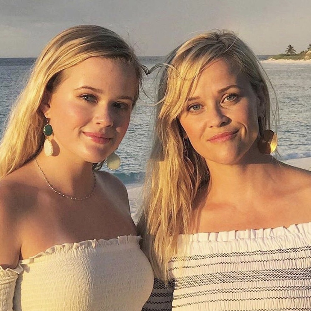 آفا فيليب تحيي والدتها النجمة ريز ويذرسبون بعيد ميلادها بنشر صورة تظهر الشبه الكبير بينهما 