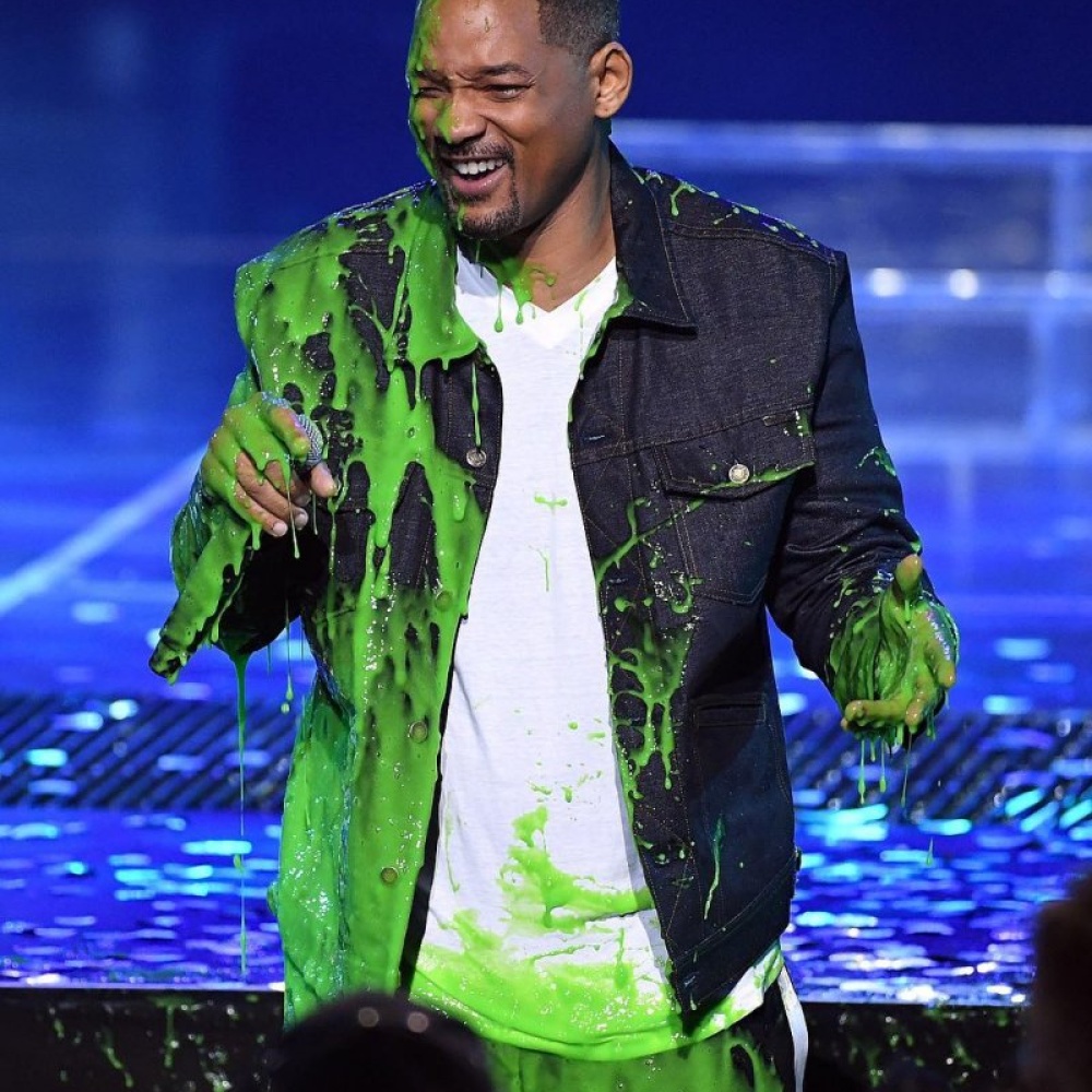 لقطة طريفة لـ ويل سميث وهو مغطى بالألون على المسرح في حفل Kids’ Choice Awards