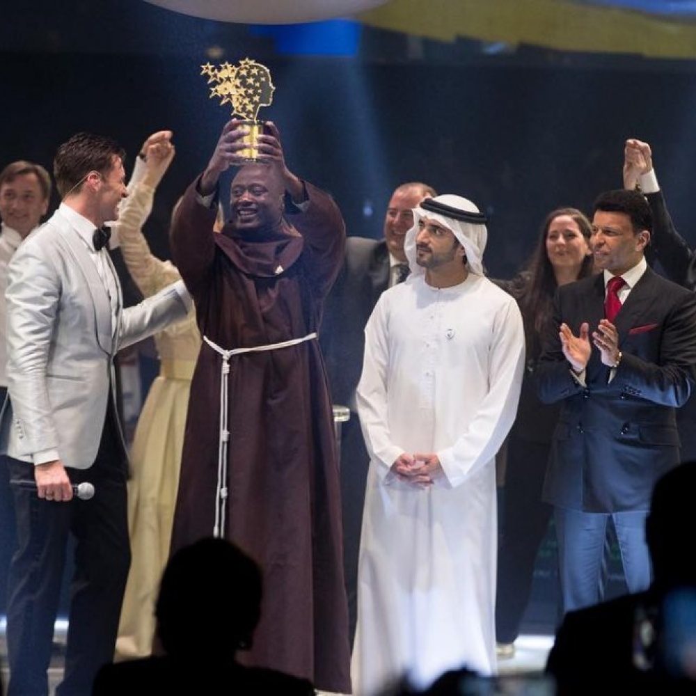 الشيخ حمدان بن راشد يكرم الكيني بيتر تابيتشي بجائزة المعلم العالمية لعام 2019