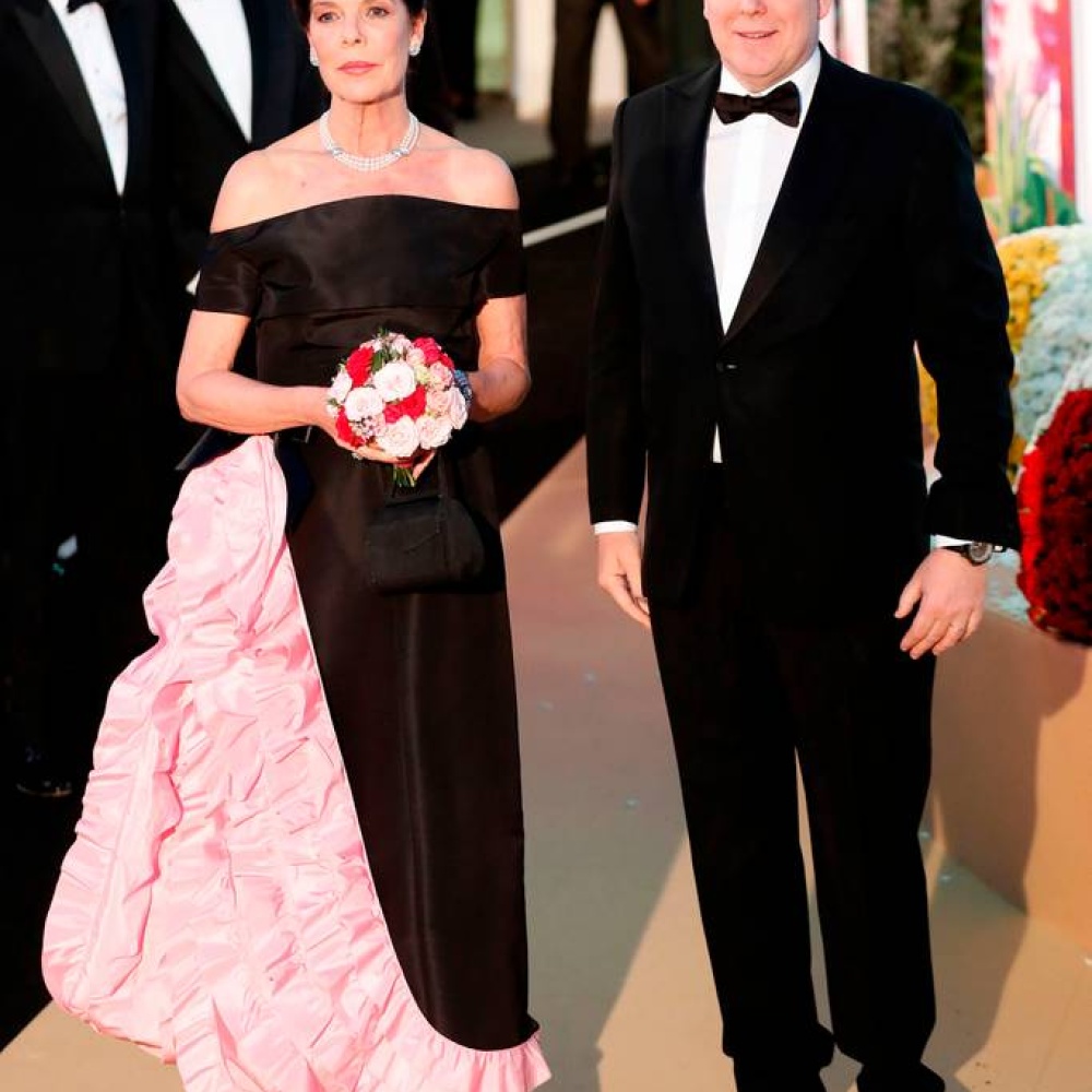 إطلالة ملكية مميزة للأمير ألبرت وشقيقته الأميرة كارولين خلال حفل 2019 Rose Ball أمس في موناكو