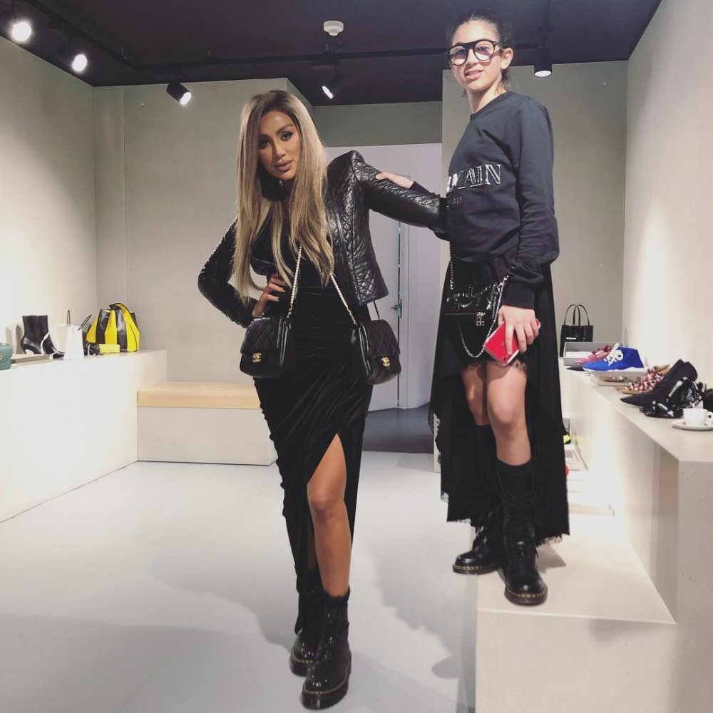 صورة تظهر التشابه بين الأسلوب العصري لأزياء مايا دياب وابنتها كاي