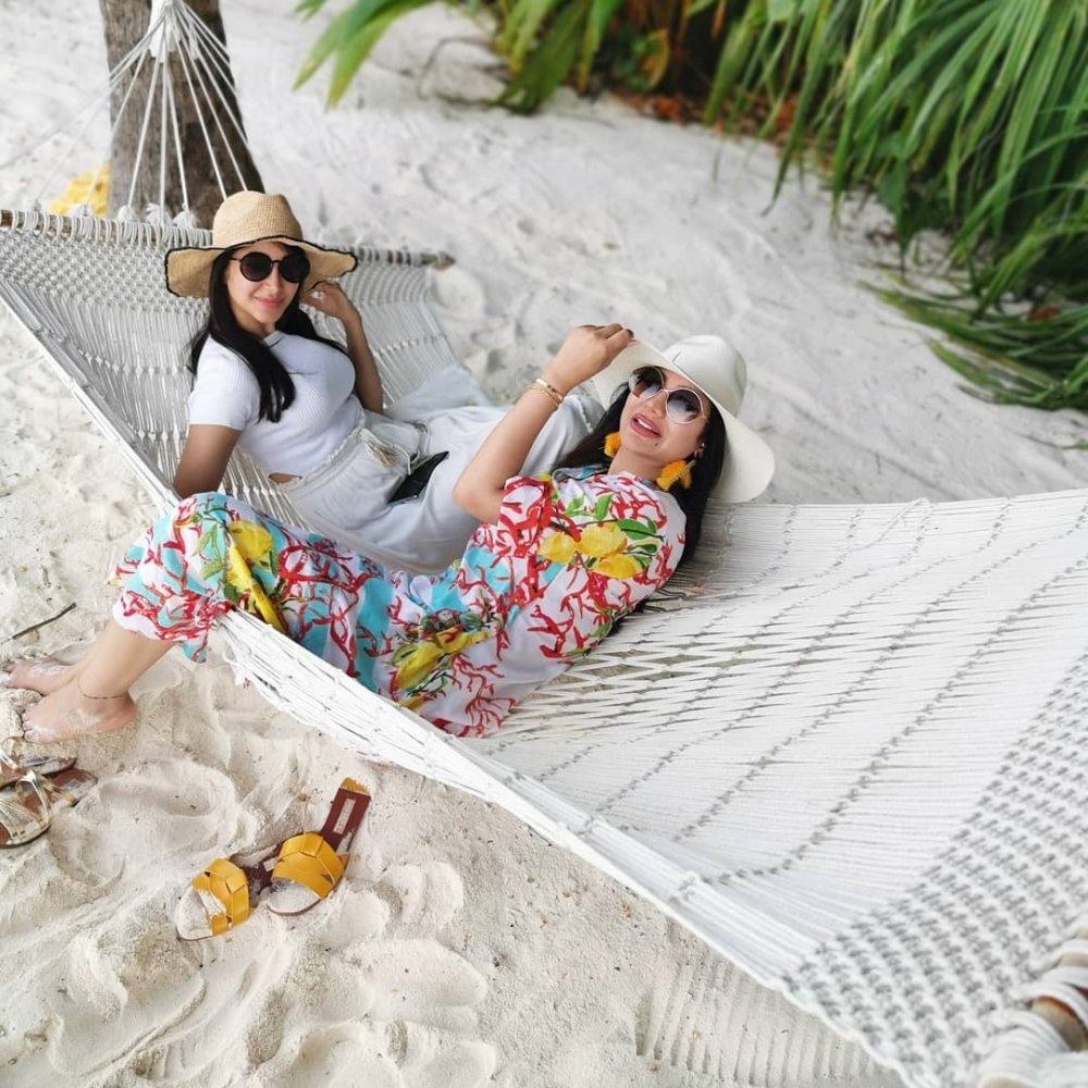 لجين عمران وشقيقتها أسيل تمضيان أوقات صيفية ممتعة في جزر المالديف