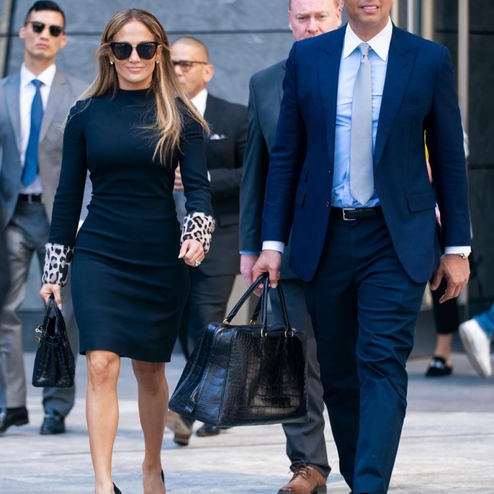 إطلالة أنيقة لجنيفر لوبيز وخطيبها أليكس رودريغيز أثناء تواجدهما في نيويورك