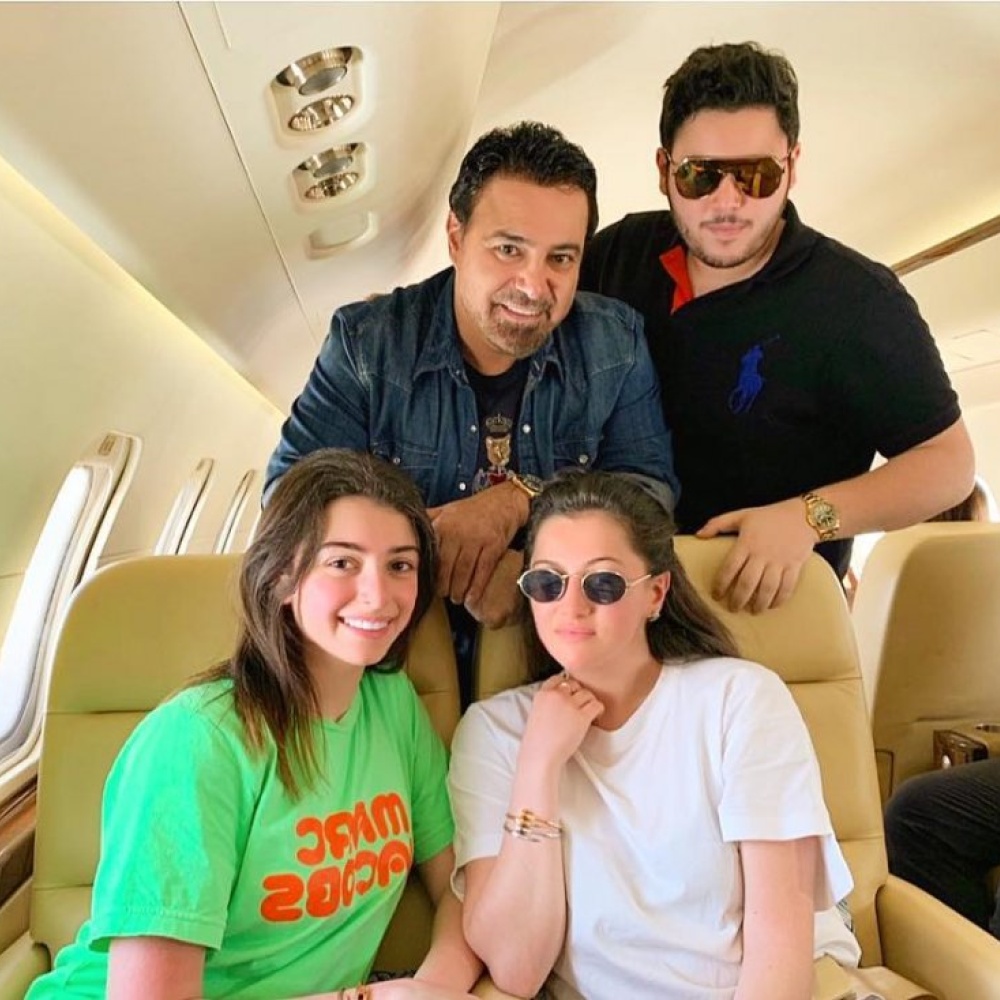 عاصي الحلاني يعود إلى بيروت برفقة عائلته بعد قضاء إجازة صيفية قصيرة في شرم الشيخ