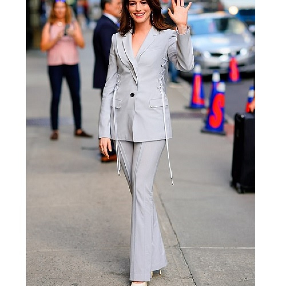 آن هاثاواي تحيي معجبيها أثناء ظهورها مؤخرا في نيويورك