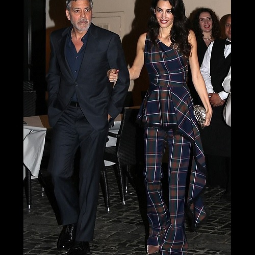 بهذه الإطلالة الأنيقة اختارت أمل كلوني أن تمضي أمسيتها برفقة زوجها في روما