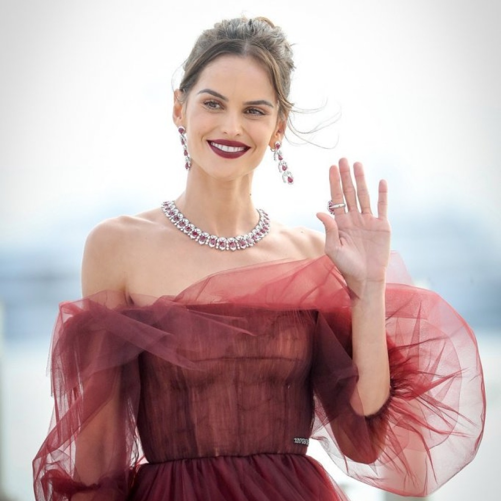 إيزابيل غولارت بإطلالة رائعة وهي تحيي الجماهير في مهرجان كان السينمائي 2019