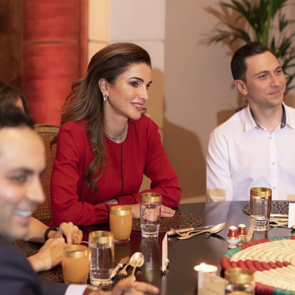 الملكة رانيا تشارك مجموعة من الشباب والشابات إفطارهم وسط أجواء رمضانية مميزة