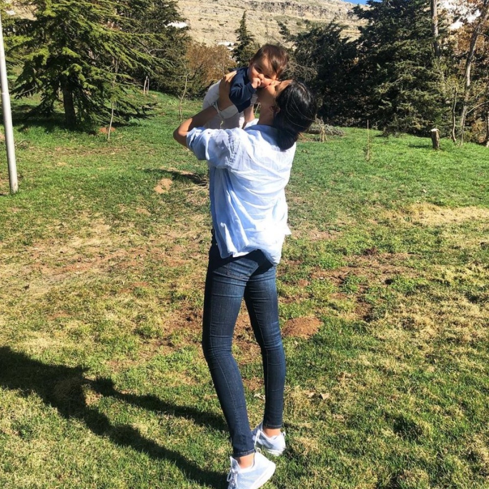 صورة عفوية لريم السعيدي أثناء تمضيتها أوقات ممتعة مع ابنتها بيلا في الطبيعية 