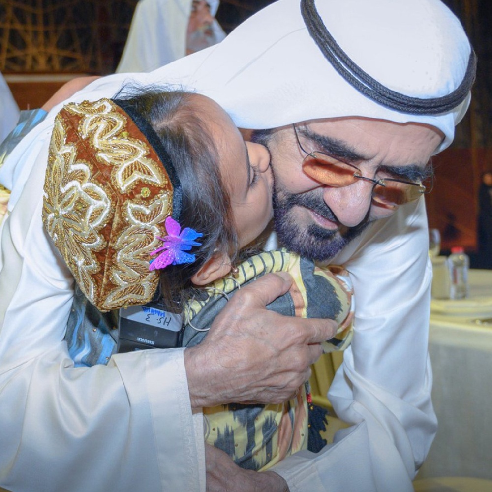 محمد بن راشد في صور مع الطفلة ماهينة من طاجكستان