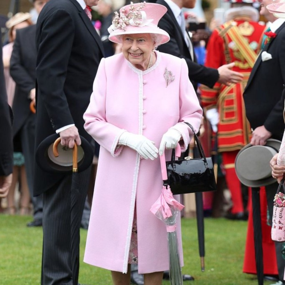 إطلالة أنيقة للملكة إليزابيث في الاحتفال السنوي للحديقة الملكية في قصر باكنغهام