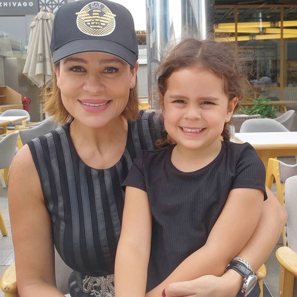 النجمة كارول سماحة تعايد جمهورها بصورة جميلة مع ابنتها تالا 