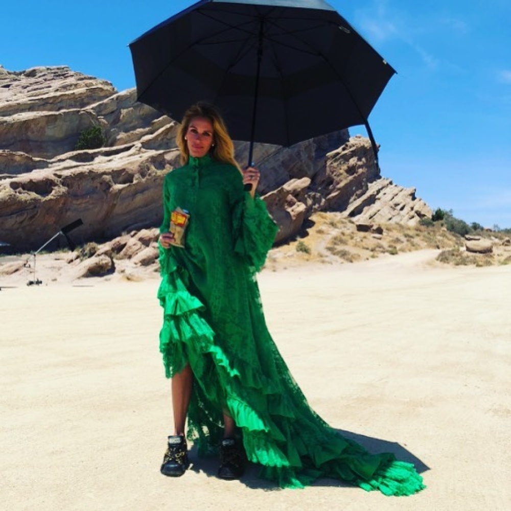 اختارت جوليا روبرتس أن تقضي يومها الصيفي الحار بفستان أخضر طويل ومظلة سوداء 