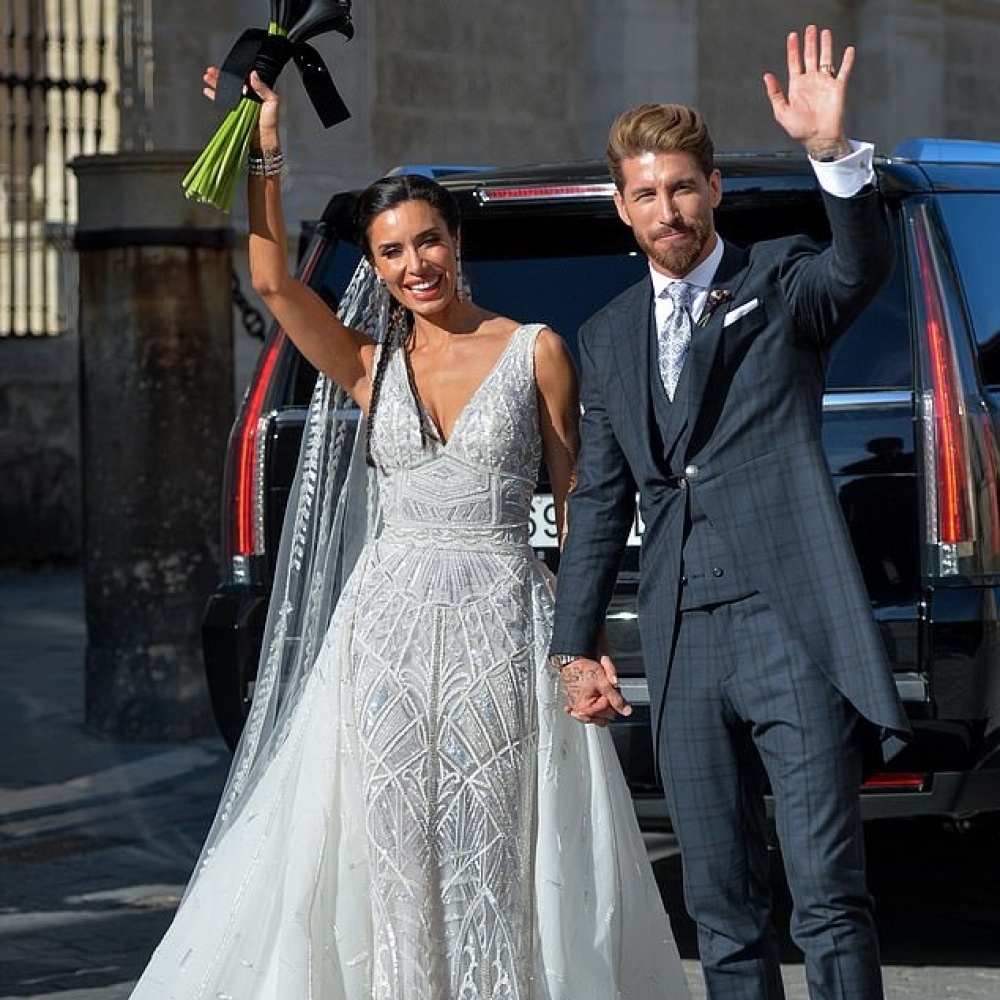 إطلالة أنيقة وساحرة لسيرجيو راموس والإعلامية الإسبانية بيلار روبية في حفل زواجهما الذي أقيم في إشبيلية 