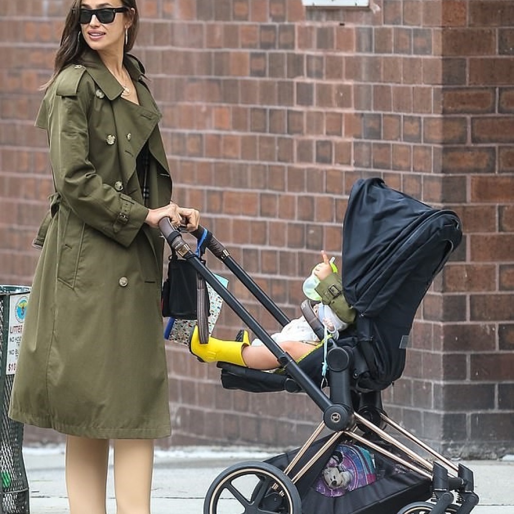 اختارت ايرينا شايك هذه الإطلالة المريحة لقضاء يوم ممتع مع ابتها ليا