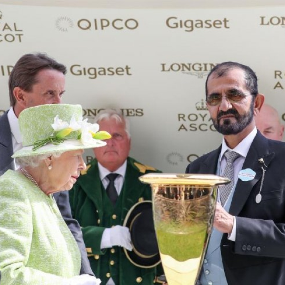 الشيخ محمد بن راشد يتسلم جائزة فريق غودلفين من الملكة اليزابيث في رويال أسكوت