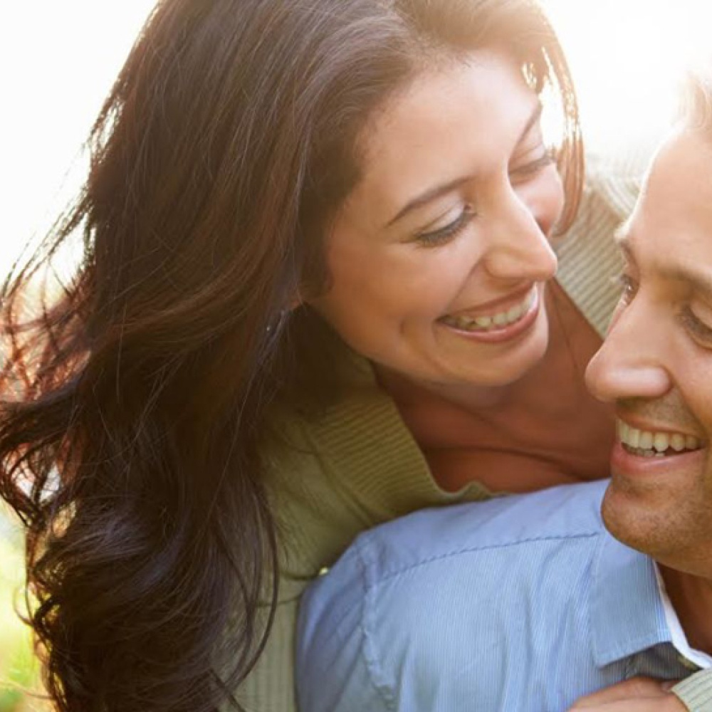 كيف يتعامل الزوج مع الزوجة التي تصغره بالعمر