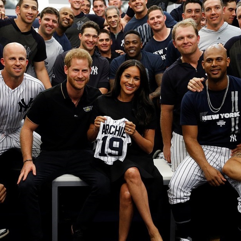 فريق New York Yankees يُهدي أرتشي ابن ميغان وهاري القميص الخاص بالفريق