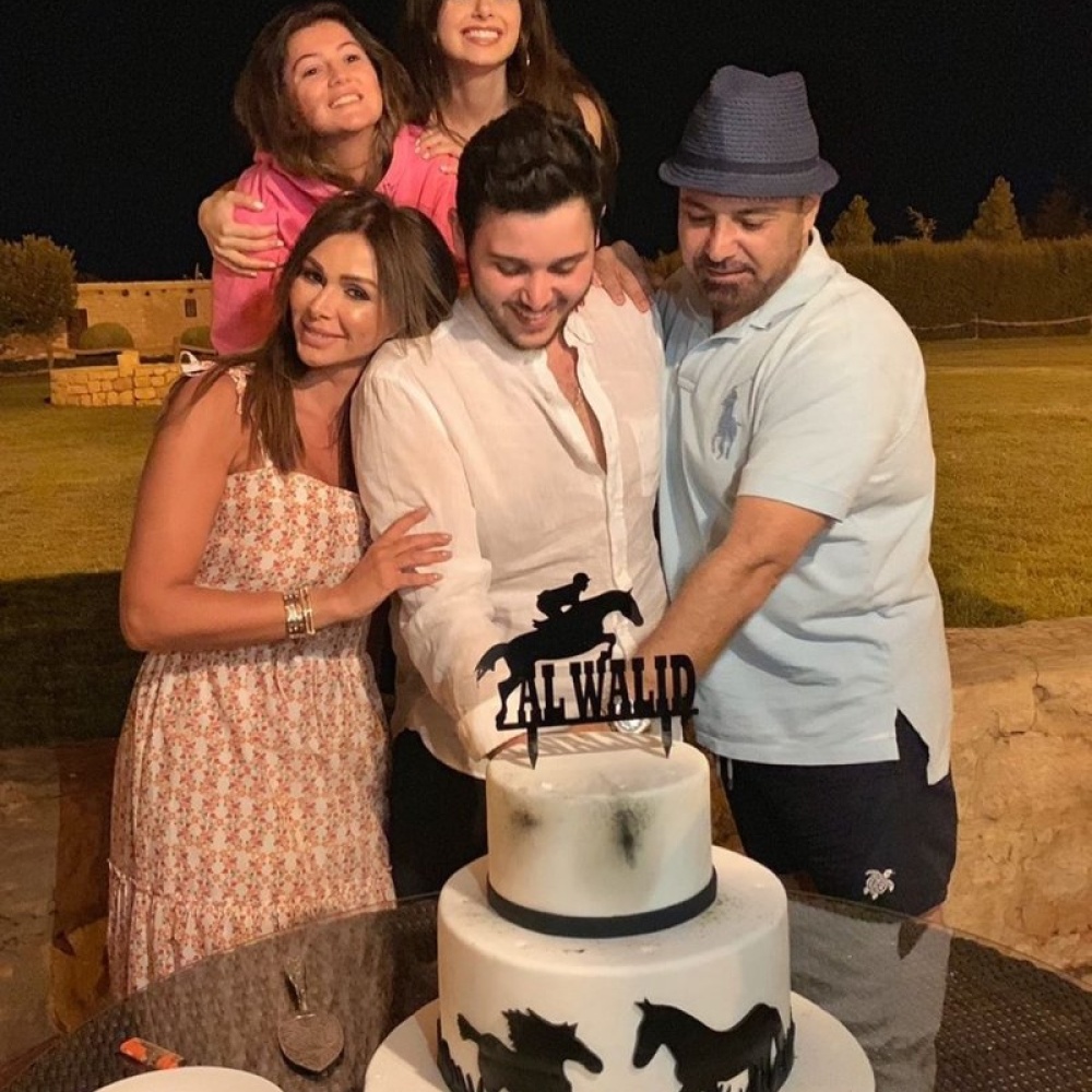 نشر الوليد الحلاني صورة له مع عائلته أثناء احتفالهم بعيد ميلاده