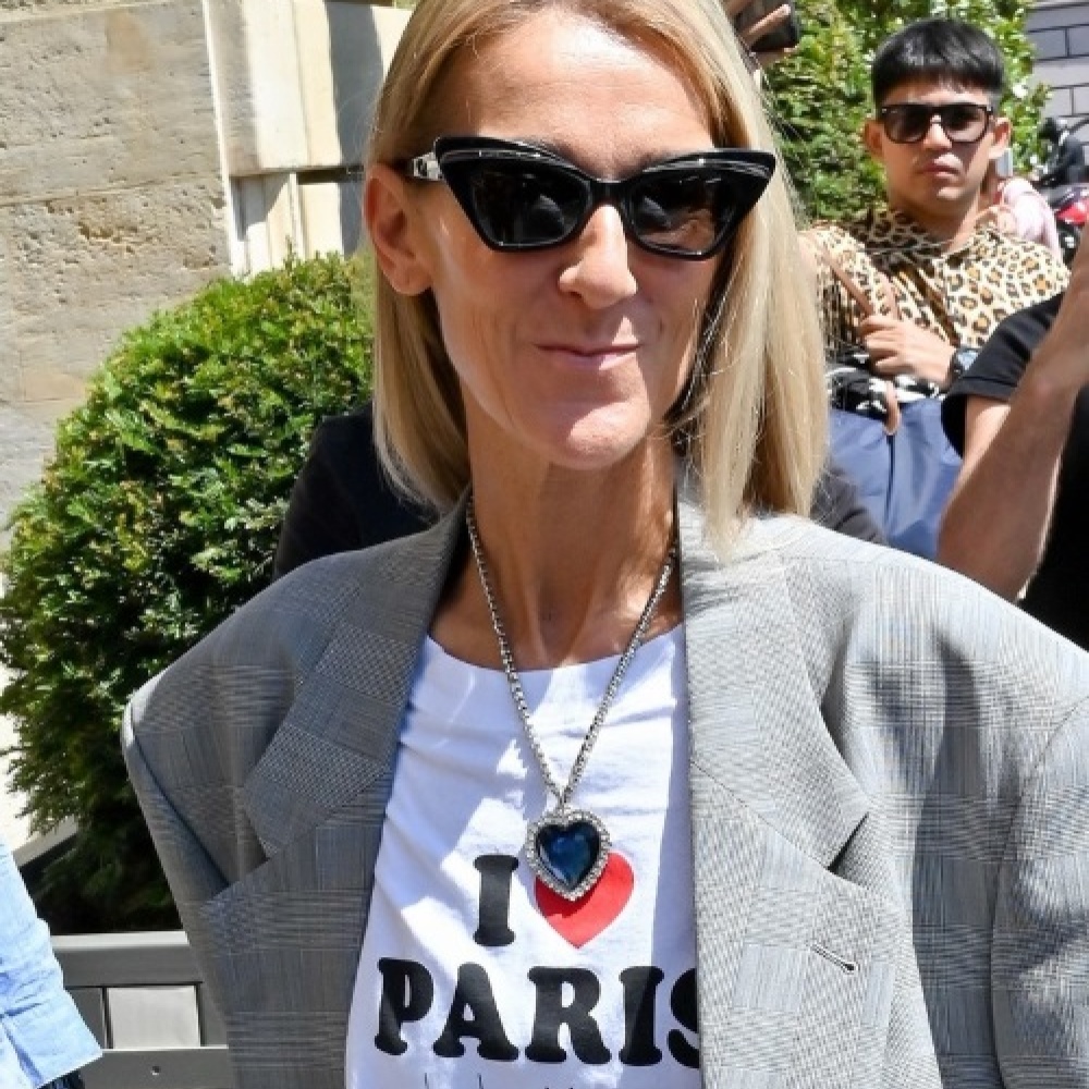 سيلين ديون تعبر عن حبها لباريس على طريقتها وترتدي قلادة من وحي تايتانيك