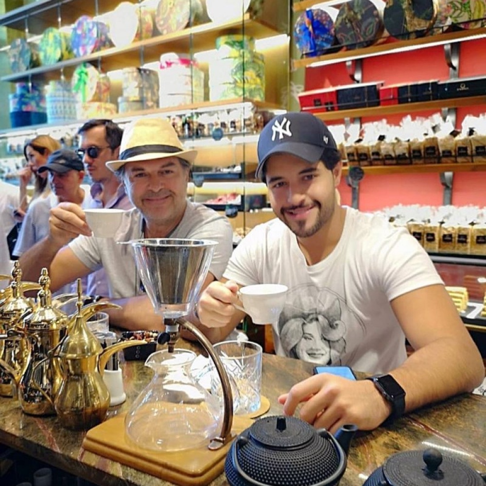 خالد علامة ووالده راغب يستمتعان بفنجان القهوة الصباحي في اليونان