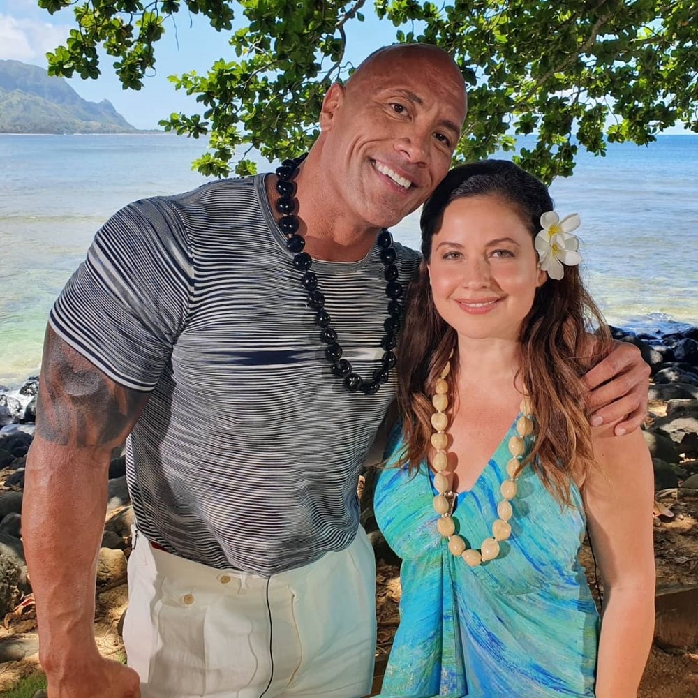 رايا أبي راشد تنشر صورة لها مع دواين جونسون بعد مقابلتها له في هاواي