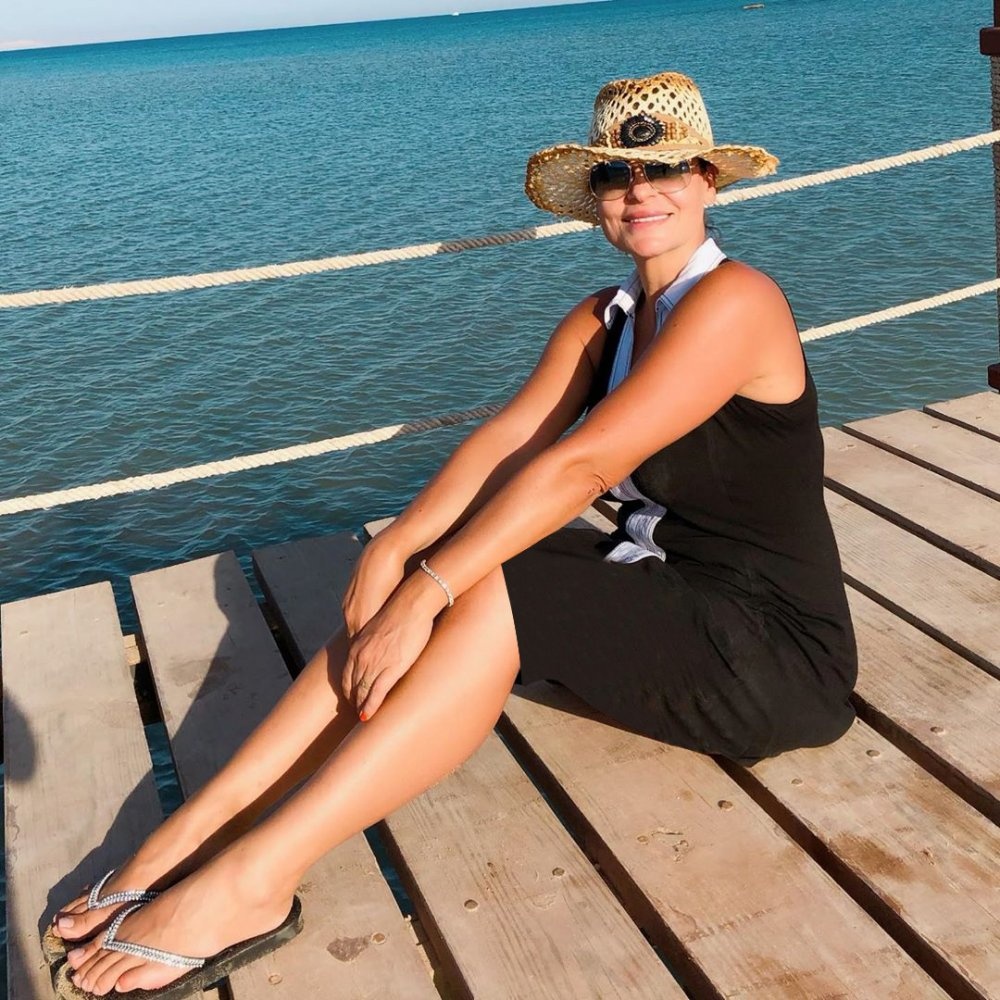 كارول سماحة تستمتع بالأجواء الصيفية الهادئة على الشواطئ المصرية 