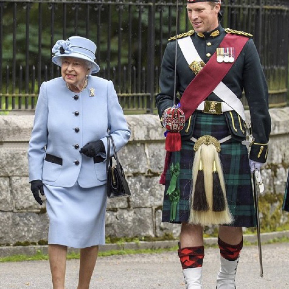الملكة إليزابيث تبدأ عطلتها الصيفية في قلعة بالمورال في اسكتلندا بإطلالة أنيقة