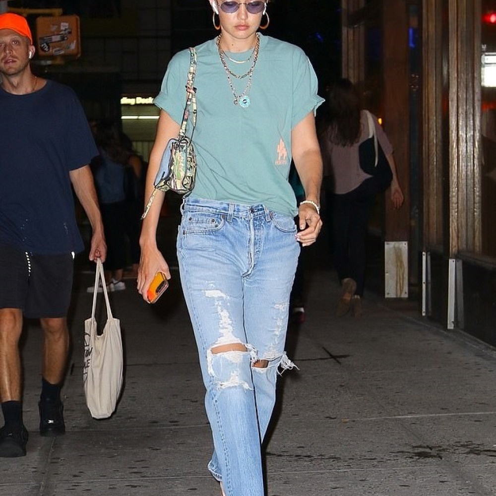 ظهرت جيجي حديد في شوارع نيويورك بإطلالة مريحة نسقتها بطريقة عصرية 