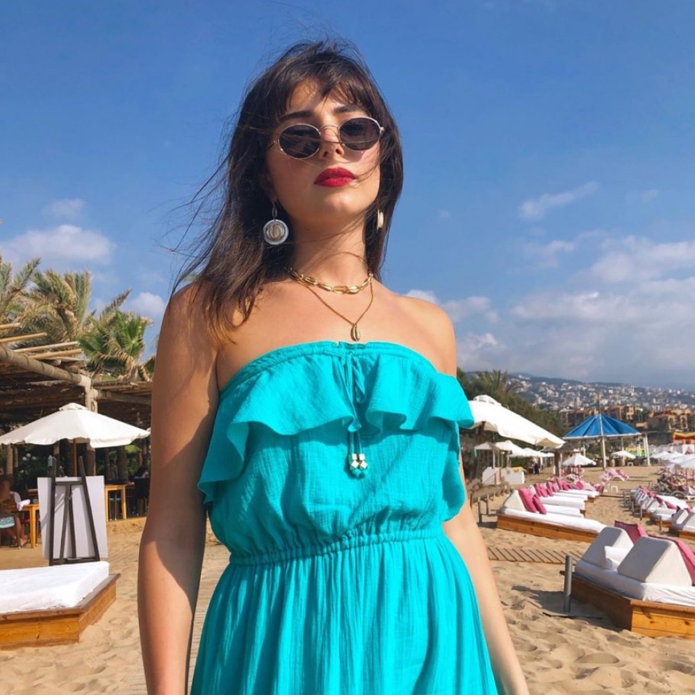 على شاطئ البحر، تمضي ماريتا الحلاني أيامها الصيفية في لبنان