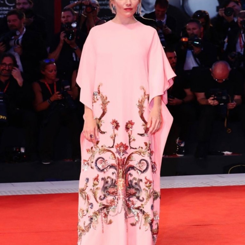 الممثلة سيينا ميلر Sienna Miller بفستان من تصميم غوتشي Gucci في مهرجان البندقية السينمائي الدولي