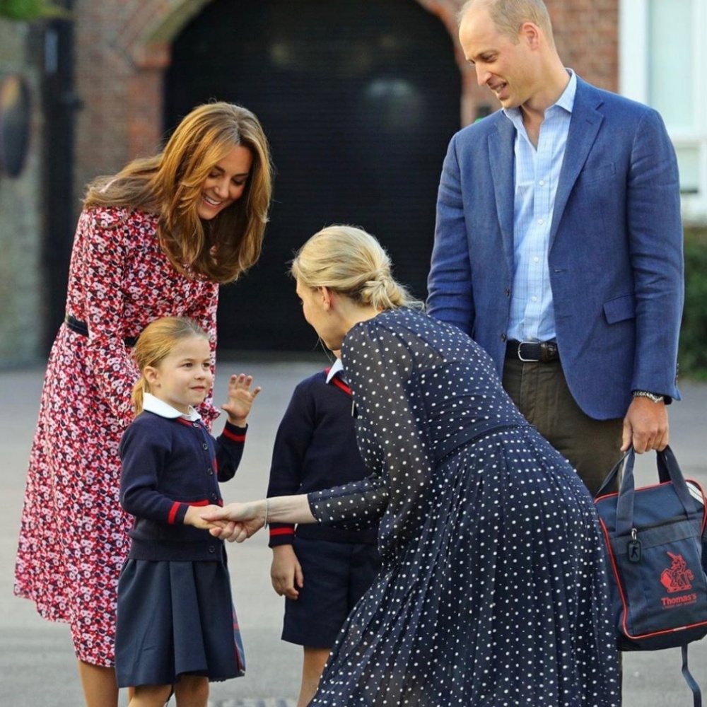 صورة عفوية للأمير ويليام وكيت ميدلتون مع ابنتهما الأميرة شارلوت في يومها الدراسي الأول