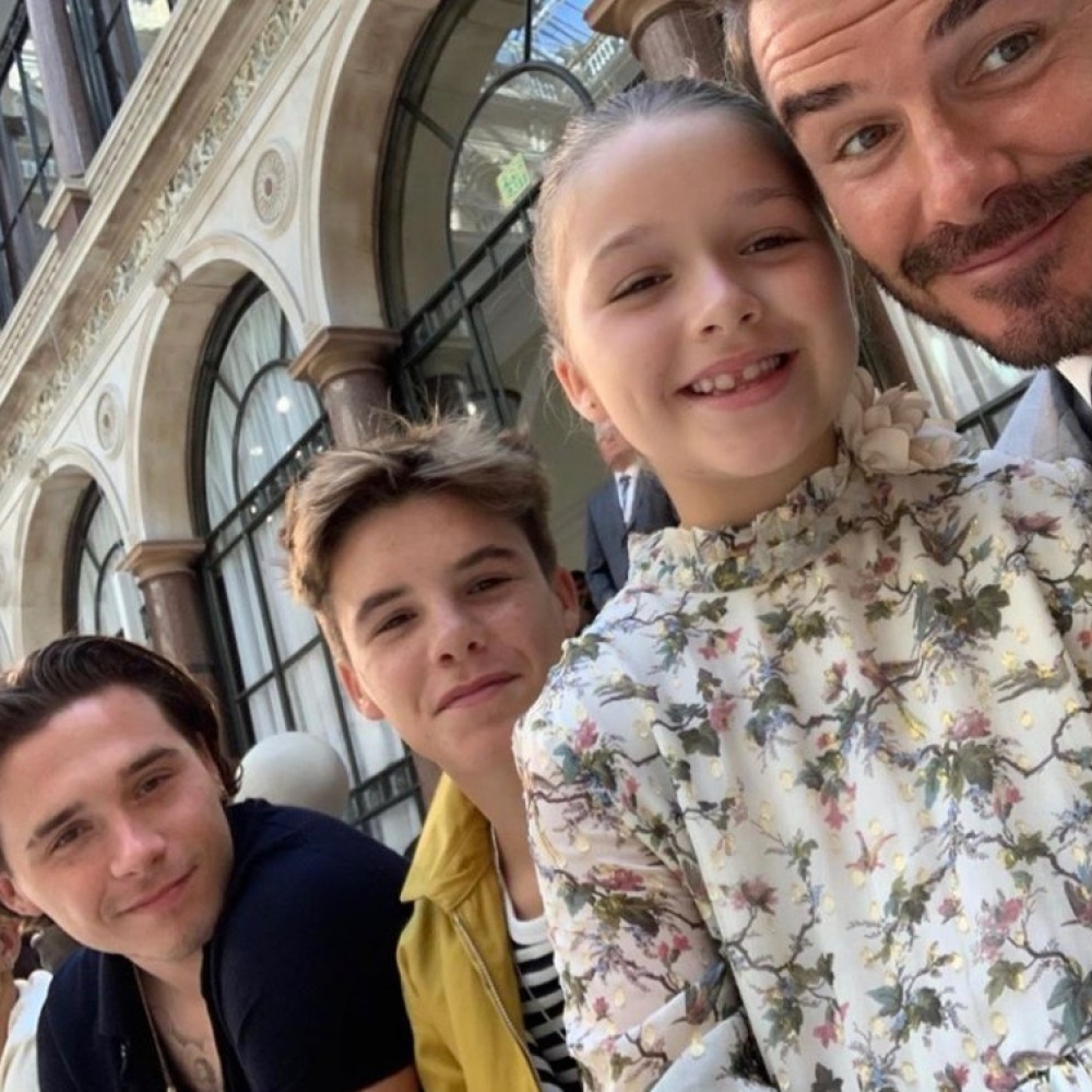 ديفيد بيكهام برفقة أولاده خلال عرض زوجته فيكتوريا بيكهام في أسبوع الموضة في لندن