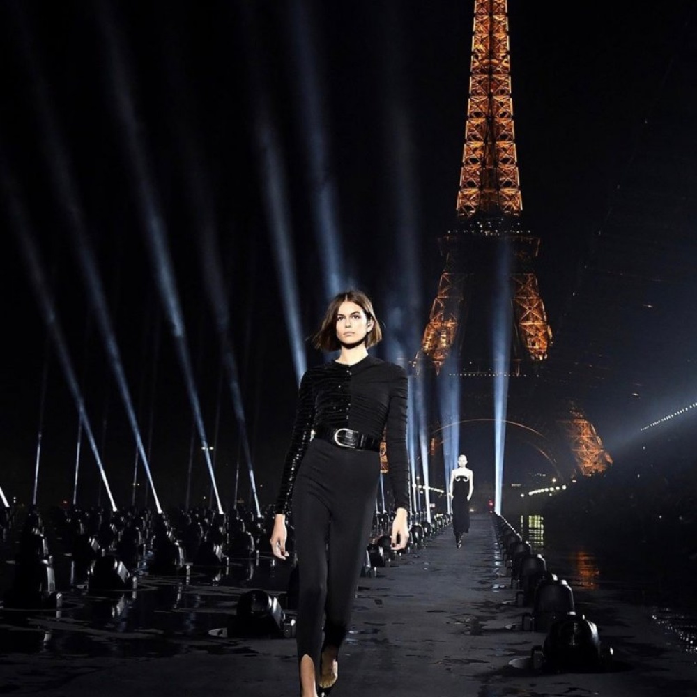 كايا جربر في عرض ايف سان لوران YSL أمام برج أيفل في باريس