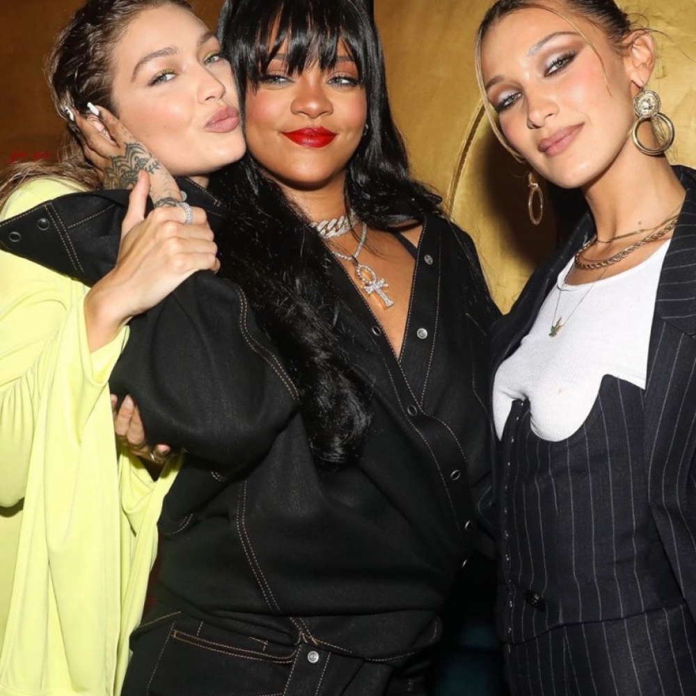 صورة باسمة تجمع بين ريهانا وجيجي وبيلا حديد في باريس