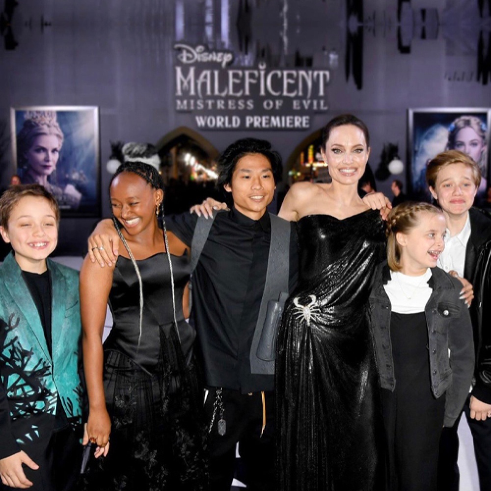 أنجيلينا جولي برفقة أطفالها الخمسة في عرض فيلمها الجديد في كاليفورنيا